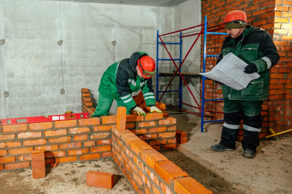 В «Зелёном саде» появилась студенческая бригада каменщиков В «Зелёном саде» появилась студенческая бригада каменщиков Пятеро ребят из Рязанского технологического колледжа работают на строительстве ЖК «Окская стрелка».