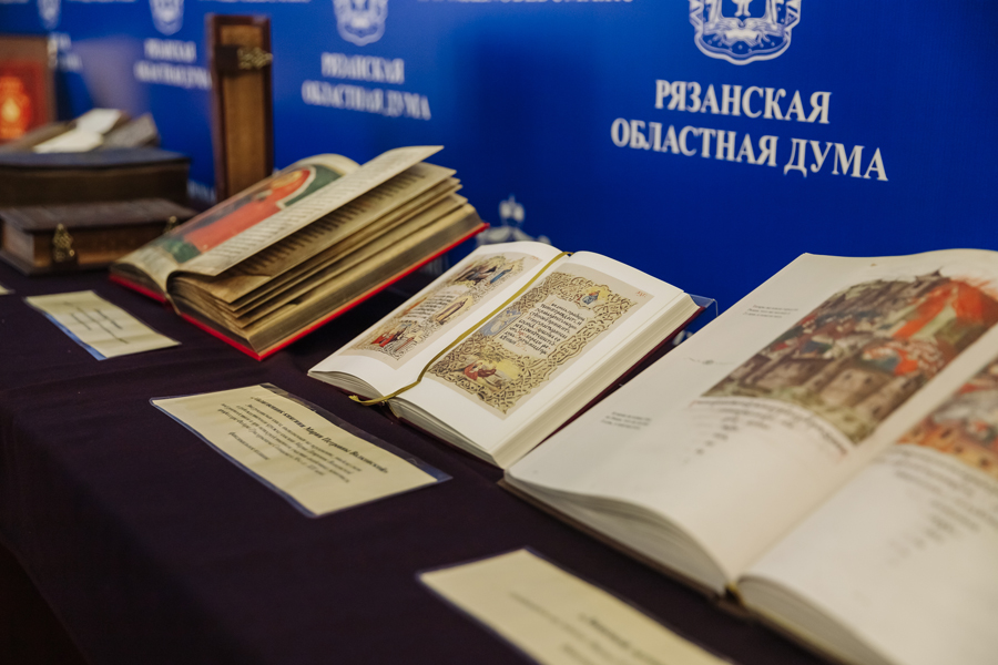 В Рязанской областной Думе состоялись Рождественские парламентские встречи Новый совместный формат работы был предложен во время встречи спикера законодательного собрания Аркадия Фомина и митрополита Рязанского и Михайловского Марка.