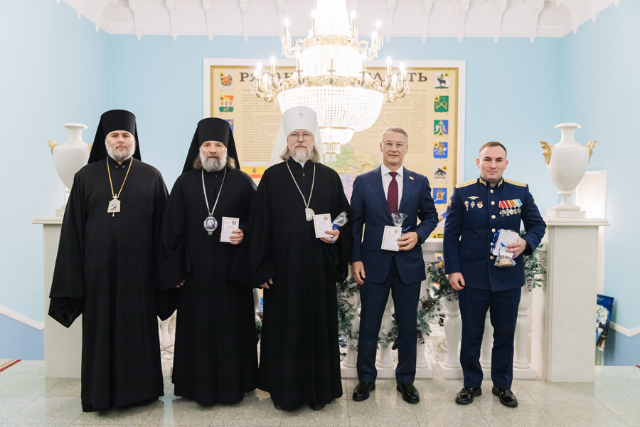 В Рязанской областной Думе состоялись Рождественские парламентские встречи Новый совместный формат работы был предложен во время встречи спикера законодательного собрания Аркадия Фомина и митрополита Рязанского и Михайловского Марка.