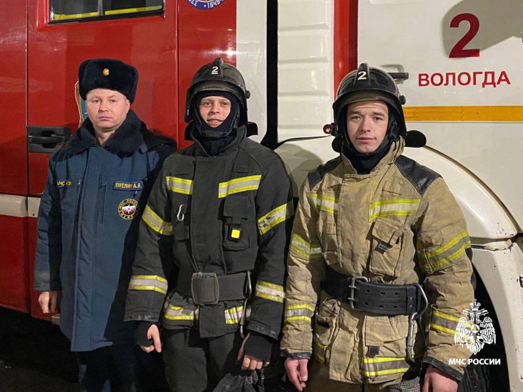Под Вологдой пожарные спасли из огня свиноматку и поросят Под Вологдой пожарные спасли из огня свиноматку и поросят Самая крупная свиноматка с выводком не хотела выходить из задымленного хлева.