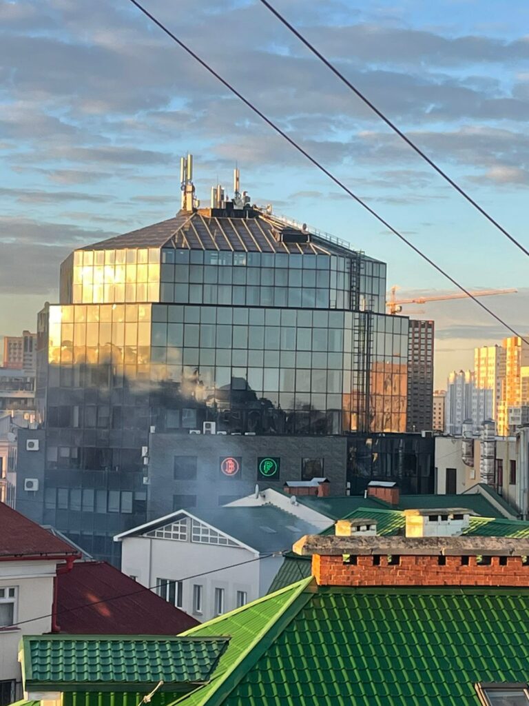 В центре Рязани горел нежилой дом По словам очевидца, горело старое деревянное здание рядом с БЦ «Капитал».