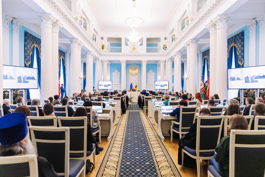 В Рязанской областной Думе состоялись Рождественские парламентские встречи Новый совместный формат работы был предложен во время встречи спикера законодательного собрания Аркадия Фомина и митрополита Рязанского и Михайловского Марка.