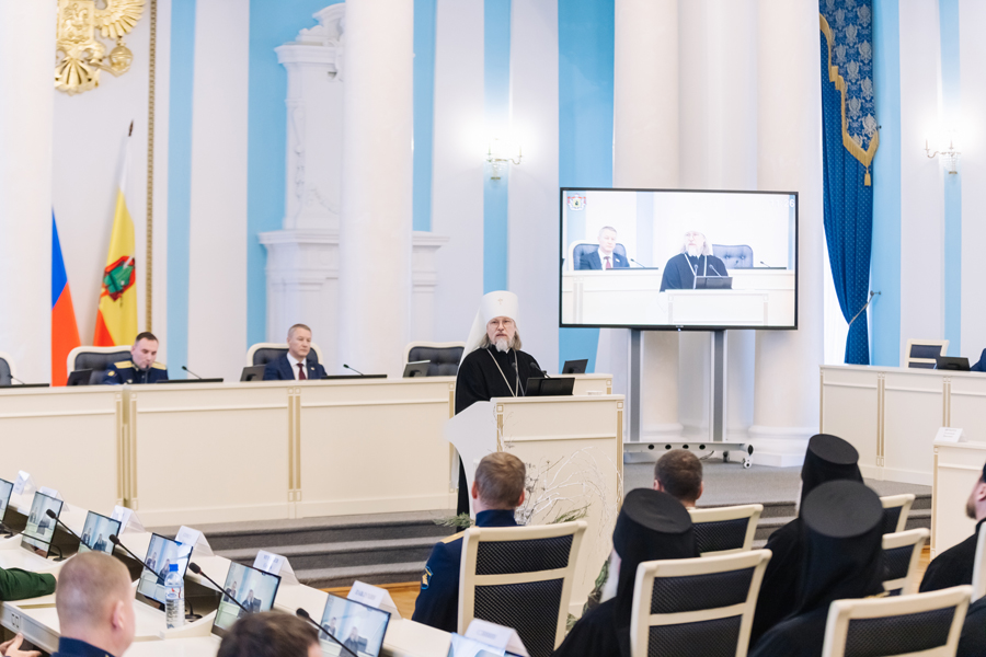 В Рязанской областной Думе состоялись Рождественские парламентские встречи Новый совместный формат работы был предложен во время встречи спикера законодательного собрания Аркадия Фомина и митрополита Рязанского и Михайловского Марка.
