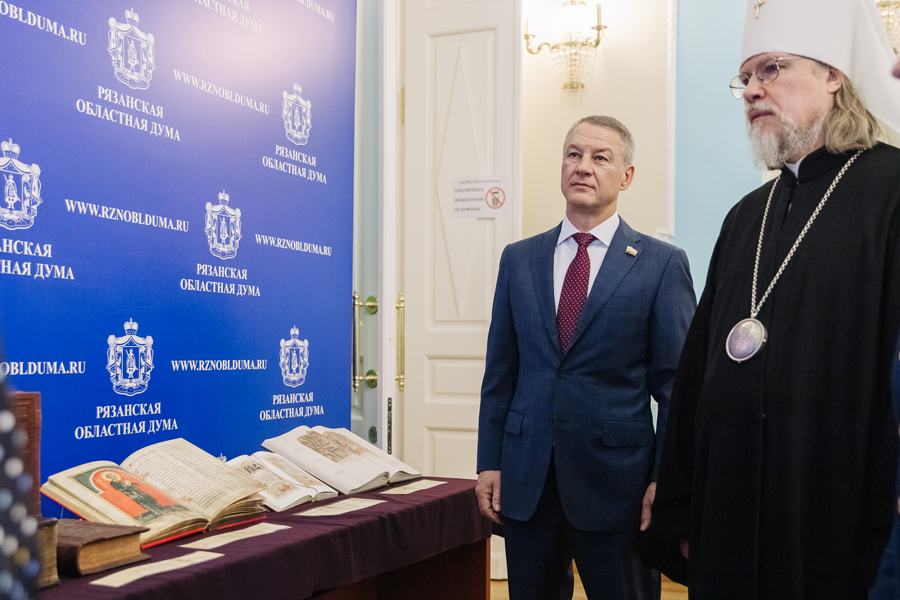 В Рязанской областной Думе состоялись Рождественские парламентские встречи Новый совместный формат работы был предложен во время встречи спикера законодательного собрания Аркадия Фомина и митрополита Рязанского и Михайловского Марка.