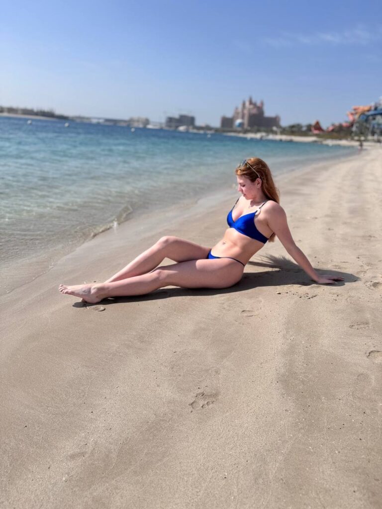 Александра Игнатова (Трусова) выложила фото в купальнике На одной фотографии уроженка Рязани позирует на берегу в купальнике синего цвета. На второй — стоит спиной к фотографу в воде.