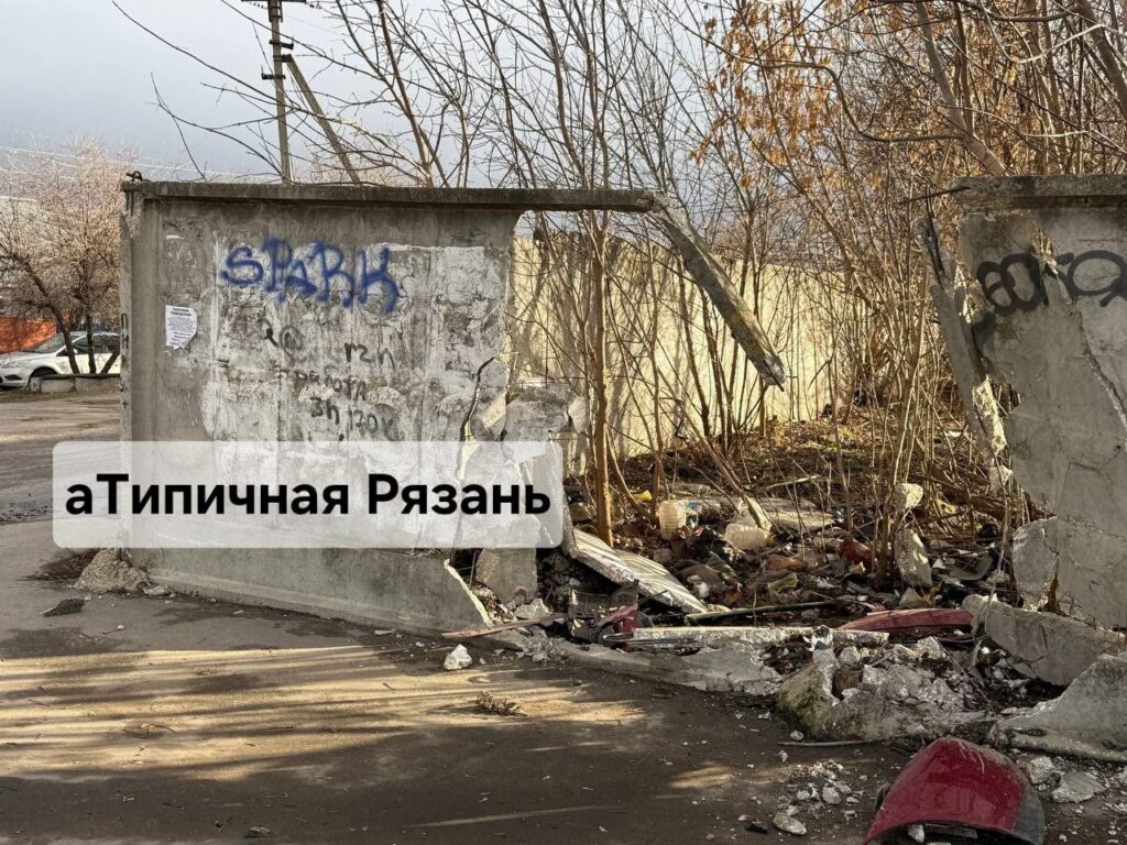 Лексус сделал брешь в заборе рязанской ОКБ В ДТП попал "Лексус" из 32 региона.