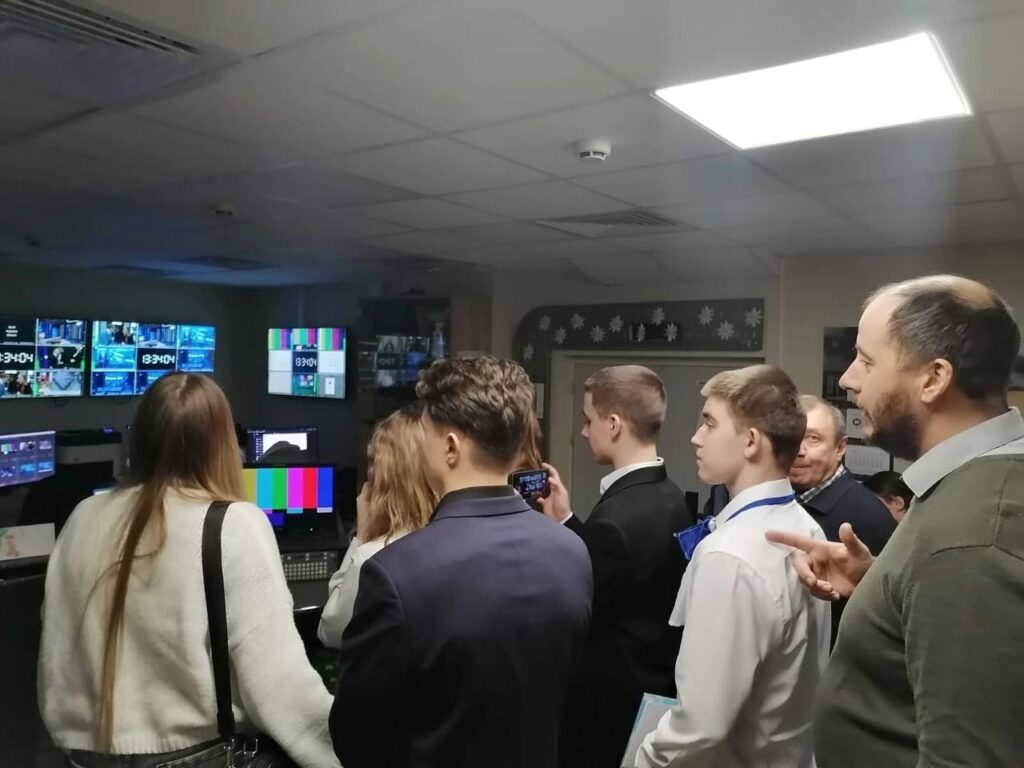 Будущие журналисты из Касимова побывали в телестудии канала ВГТРК В ходе экскурсии ребята узнали, как работают тележурналисты, как выглядит студия, где записывают новости для федерального вещания, ньюсрум и аппаратная.