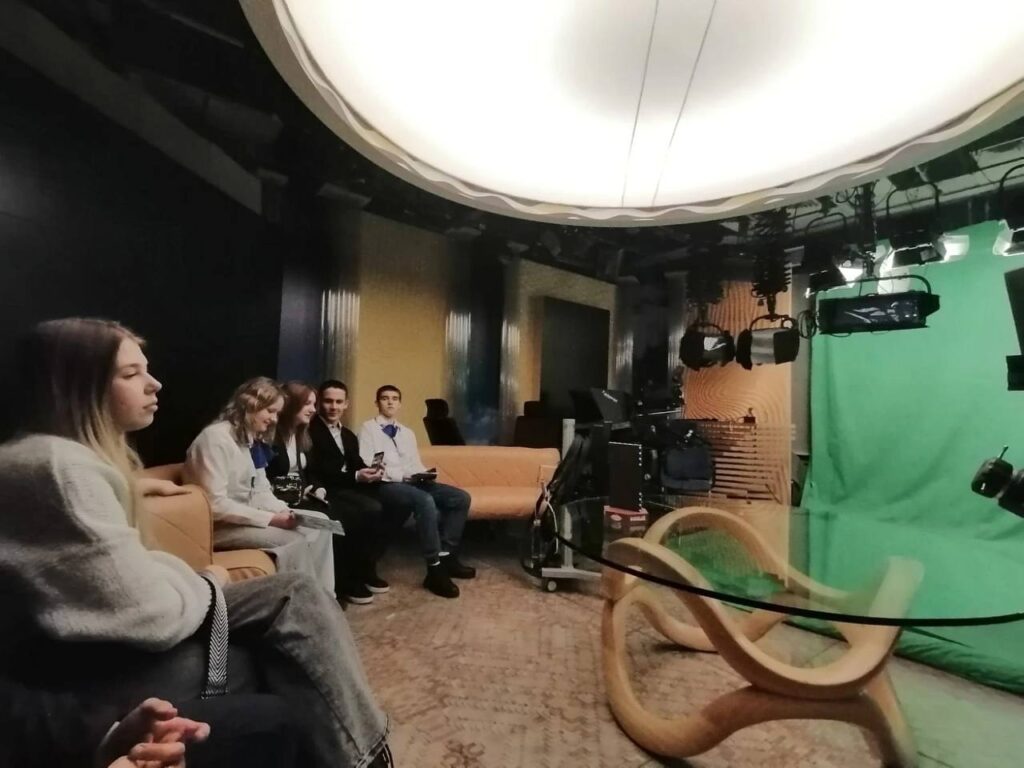 Будущие журналисты из Касимова побывали в телестудии канала ВГТРК В ходе экскурсии ребята узнали, как работают тележурналисты, как выглядит студия, где записывают новости для федерального вещания, ньюсрум и аппаратная.