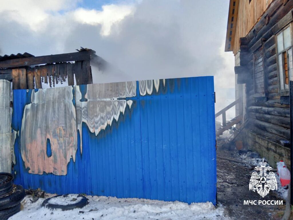 В поселке Ермишь сгорел автомобиль и гараж На месте происшествия пожарные обнаружили открытый огонь, существовала угроза перехода пламени на два жилых дома. 