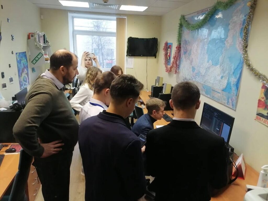 Будущие журналисты из Касимова побывали в телестудии канала ВГТРК В ходе экскурсии ребята узнали, как работают тележурналисты, как выглядит студия, где записывают новости для федерального вещания, ньюсрум и аппаратная.