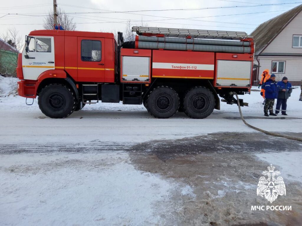 В поселке Ермишь сгорел автомобиль и гараж На месте происшествия пожарные обнаружили открытый огонь, существовала угроза перехода пламени на два жилых дома. 