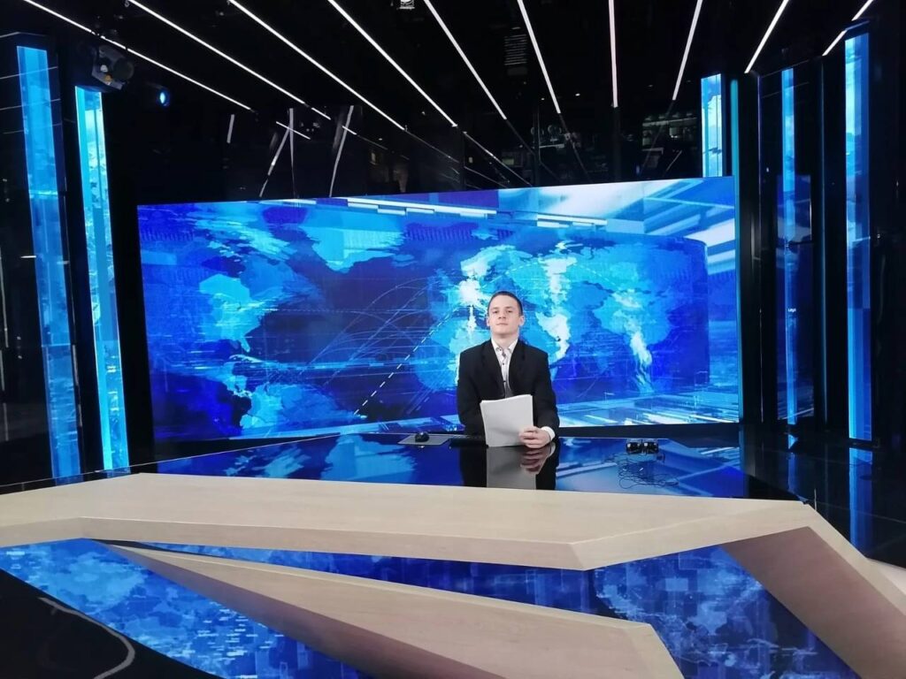 Будущие журналисты из Касимова побывали в телестудии канала ВГТРК В ходе экскурсии ребята узнали, как работают тележурналисты, как выглядит студия, где записывают новости для федерального вещания, ньюсрум и аппаратная.