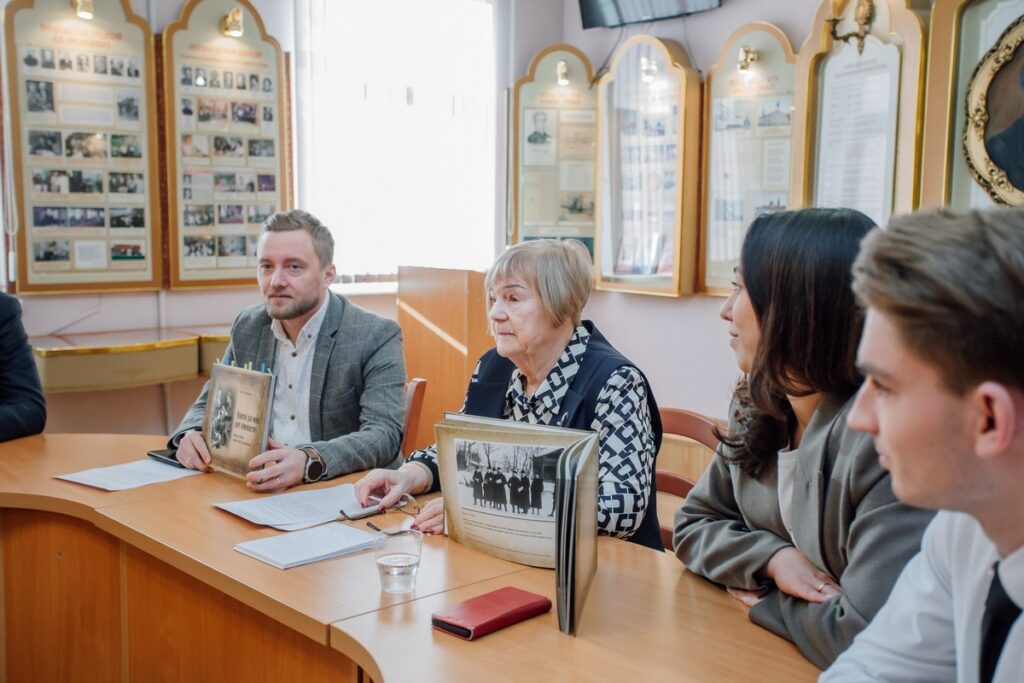 В РГУ презентовали уникальный альбом династии Срезневских «Дорогой для меня цвет семейности»