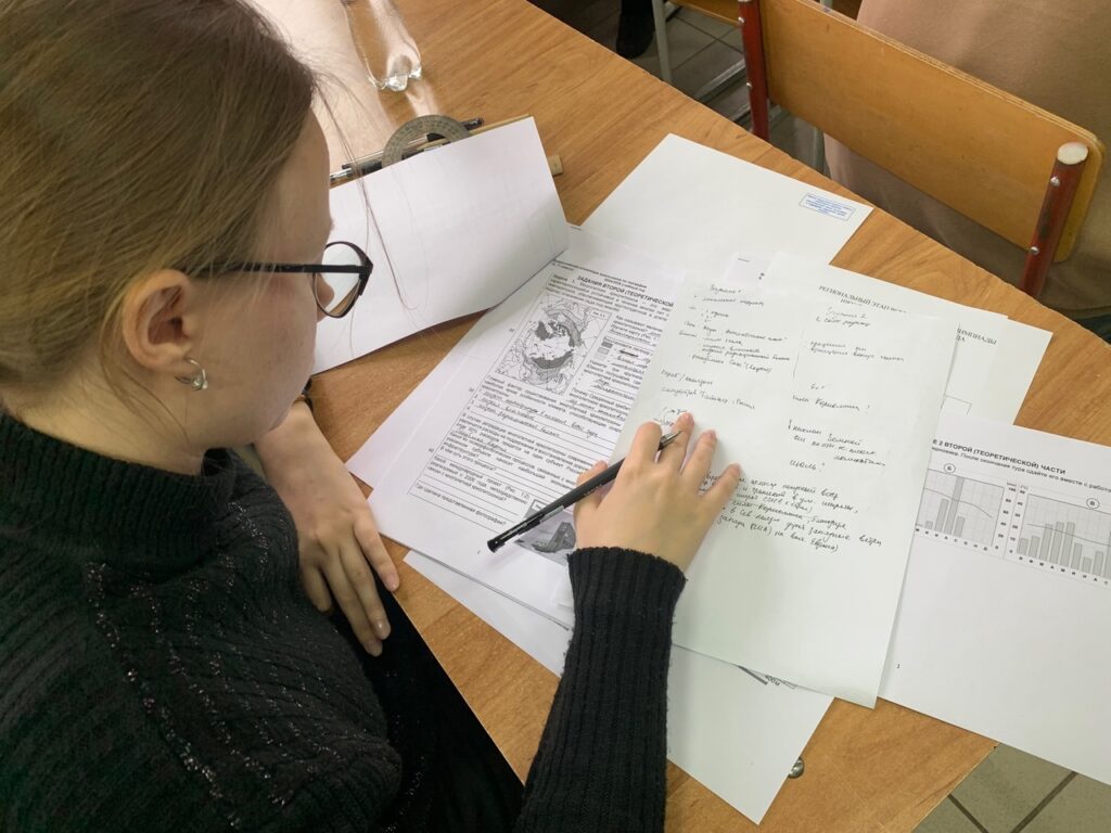 В РГУ знатоки географии померились интеллектом В РГУ знатоки географии померились интеллектом В ежегодном практическом туре вместо традиционного задания с топографической картой организаторы предложили школьникам геологический профиль через речную долину.