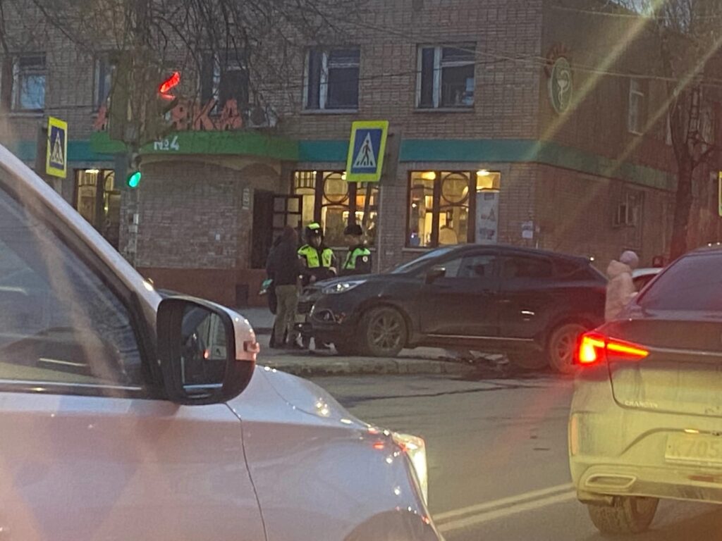 Два автомобиля столкнулись на регулируемом перекрестке в Рязани На месте аварии работают сотрудники ДПС