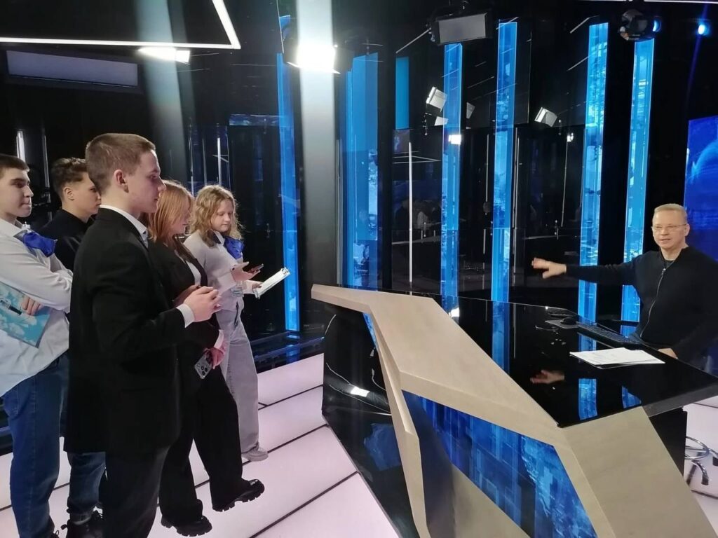 Будущие журналисты из Касимова побывали в телестудии канала ВГТРК В ходе экскурсии ребята узнали, как работают тележурналисты, как выглядит студия, где записывают новости для федерального вещания, ньюсрум и аппаратная.