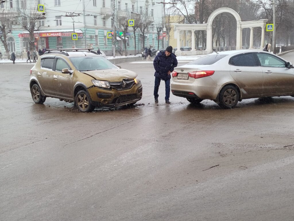 На Театральной площади в Рязани утром 19 февраля произошло ДТП По словам очевидца, из-за аварии начинает собираться пробка.