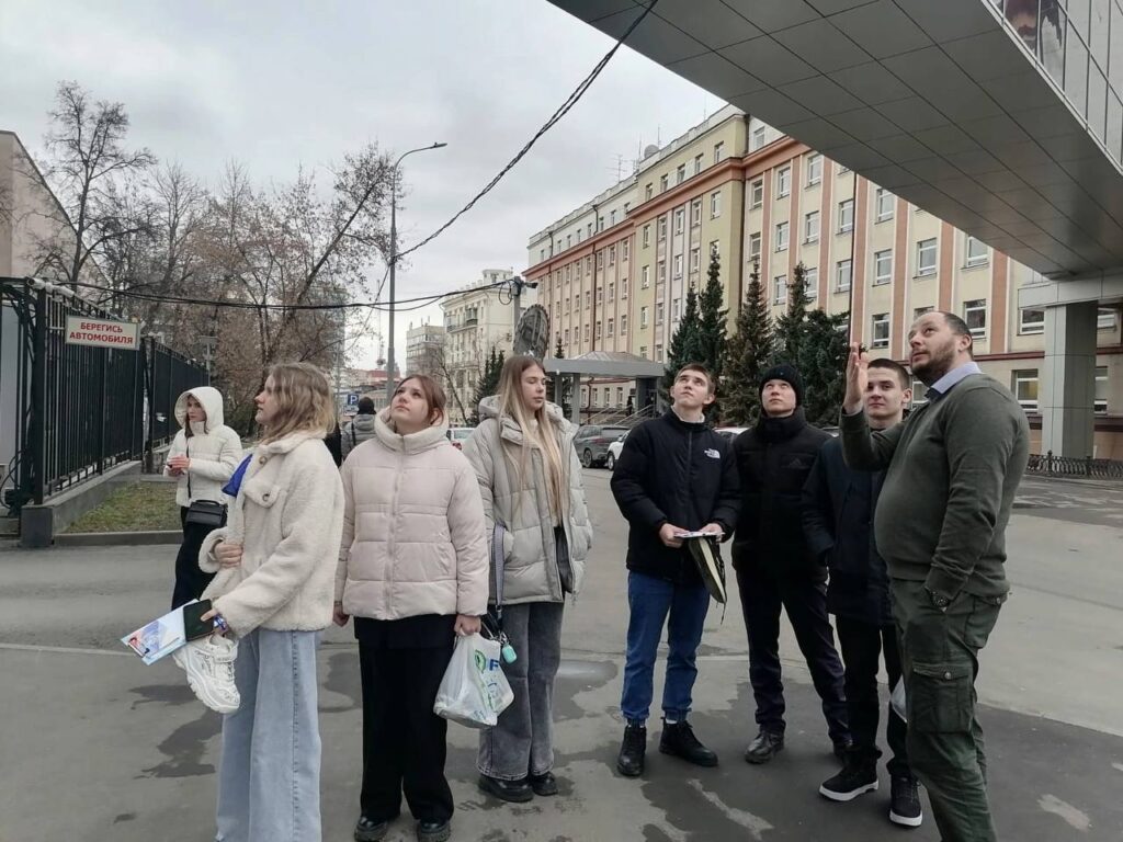 Будущие журналисты из Касимова побывали в телестудии канала ВГТРК В ходе экскурсии ребята узнали, как работают тележурналисты, как выглядит студия, где записывают новости для федерального вещания, ньюсрум и аппаратная.