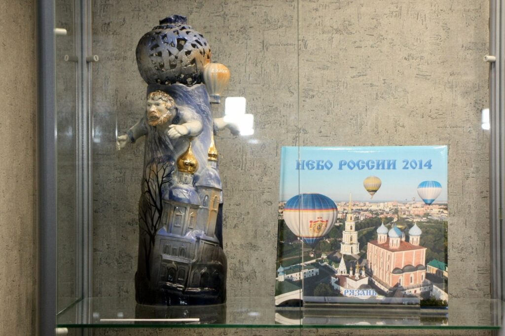 В Рязани начала работу выставка, посвященная фестивалю «Небо России» С 2007 года фестиваль «Небо России» занял постоянное место в календаре воздухоплавательных мероприятий России.