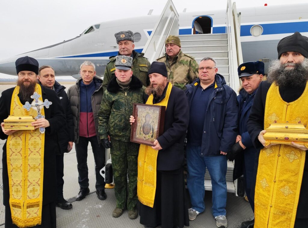 Над Рязанью совершили воздушный крестный ход для защиты от БПЛА Над Рязанью совершили воздушный крестный ход для защиты от БПЛА На борту которого находились святыни Богословского монастыря: чудотворная икона Божией Матери «Знамение».