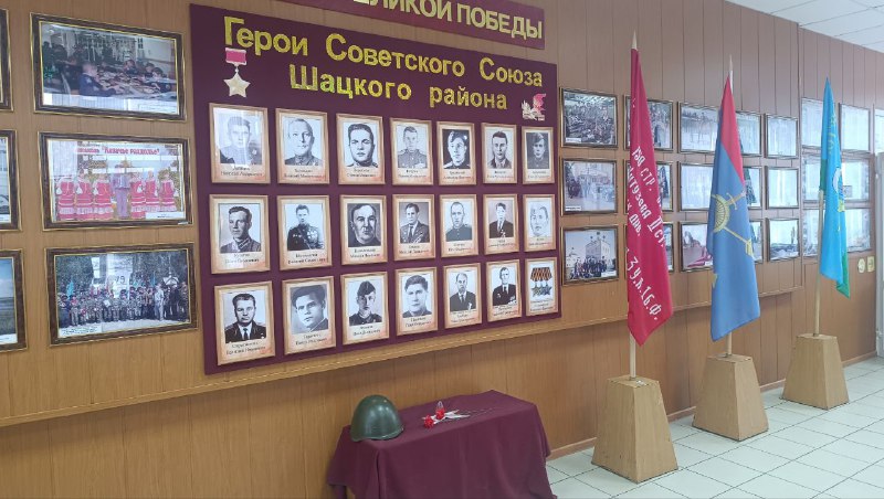 Под знаменем славного имени: подвиг молодогвардейца Земнухова вдохновляет потомков-земляков на благие дела Под знаменем славного имени: подвиг молодогвардейца Земнухова вдохновляет потомков-земляков на благие дела На родине Героя местные жители делают много добрых дел, чтобы увековечить память о нём.