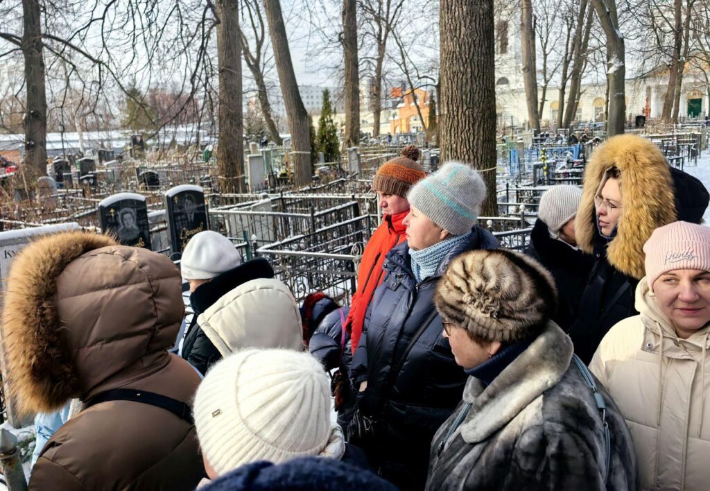 Рязанцы посетили Скорбященское кладбище и познакомились с подвижниками веры XX века Посетителей храма познакомили с жизнью и испытаниями новомучеников и исповедников XX века, имеющие отношение к Рязанской земле.