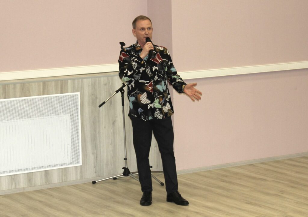 Солист группы «Дюна» выступил в Рязанской БСМП Вместе с Виктором Рыбиным выступила его супруга, певица Наталья Сенчукова.