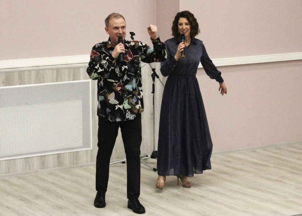 Солист группы «Дюна» выступил в Рязанской БСМП Вместе с Виктором Рыбиным выступила его супруга, певица Наталья Сенчукова.