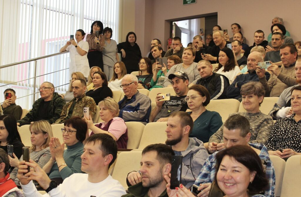 Солист группы «Дюна» выступил в Рязанской БСМП Вместе с Виктором Рыбиным выступила его супруга, певица Наталья Сенчукова.