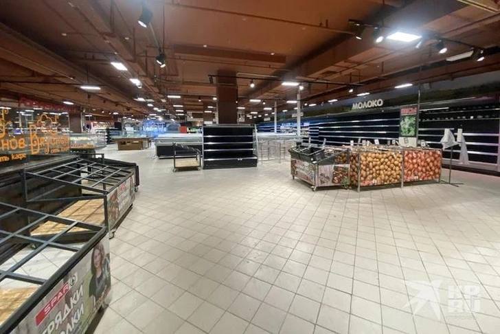 Полки единственного в Рязани магазина Spar опустели В супермаркете распродают остатки товаров.