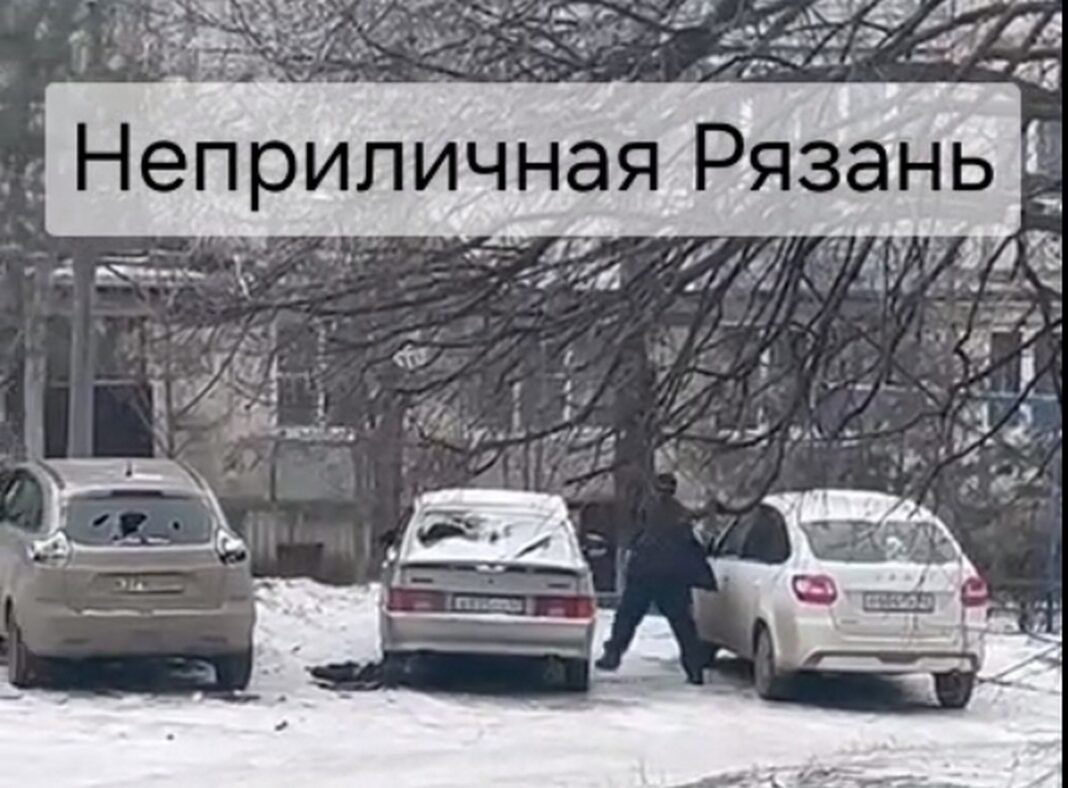 мужчина бьёт машины в Скопине