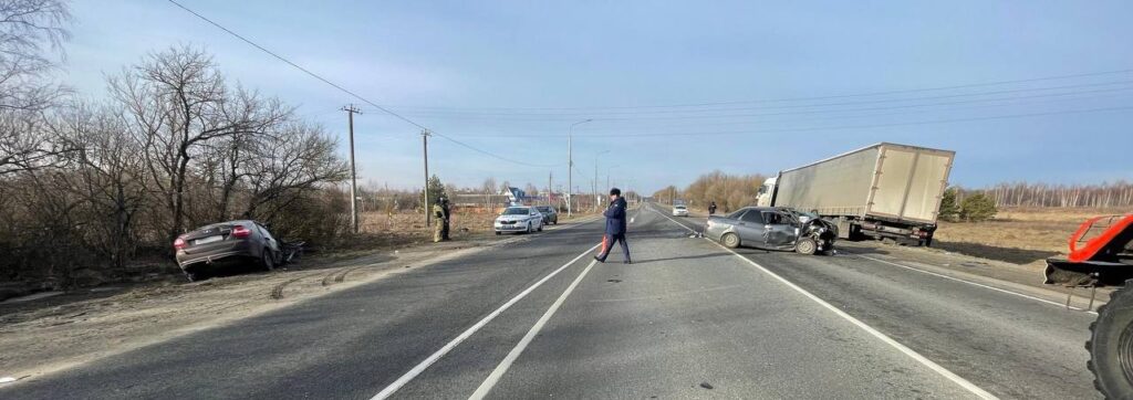 Мужчина погиб в результате ДТП в Сасовском районе Мужчина погиб в результате ДТП в Сасовском районе Водителям и двум пассажирам в возрасте 39 и 46 лет оказали медицинскую помощь.