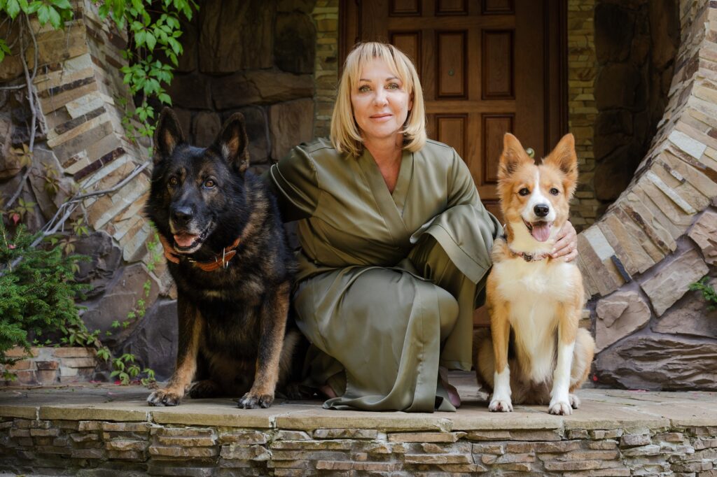 Елена Яковлева в детективе «Дама с собачкой. Новые серии» «Дама с собачкой. Новые серии» – продолжение истории о пенсионерке и бывшей учительнице математики Агате Денисовне.