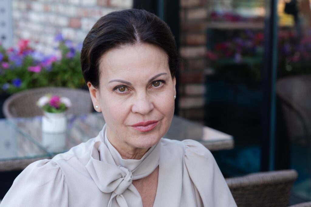 Елена Яковлева в детективе «Дама с собачкой. Новые серии» «Дама с собачкой. Новые серии» – продолжение истории о пенсионерке и бывшей учительнице математики Агате Денисовне.