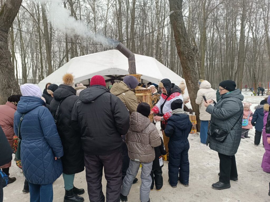 В ЦПКиО прошел праздник «Ай, да Масленица» Всех гостей угощали блинами и чаем, приглашали на веселые игры и забавы. Для детей были организованы анимационные программы от творческой студии «Лимонад» и Мисти-Парка.