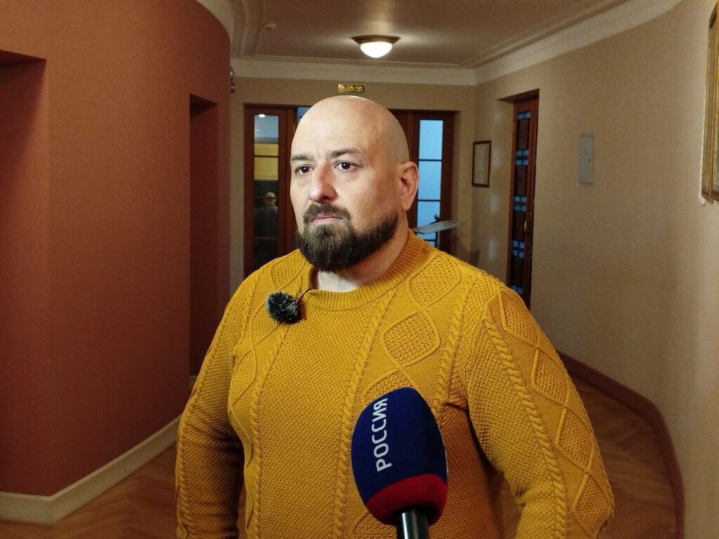 Рязанский театр драмы показал военные спектакли в палатке Спектакли «Матросская тишина» и «Непридуманные герои» – это две совершенно разных по художественному наполнению, но общих по сути своей постановки. Показывающие ужасы и героизм, потери и надежду.