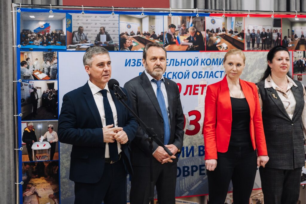 В Рязани открылась выставка, посвящённая 30-летию избирательной системы региона В экспозиции представлены исторические документы, редкие фотографии и агитационные материалы прошлых лет.