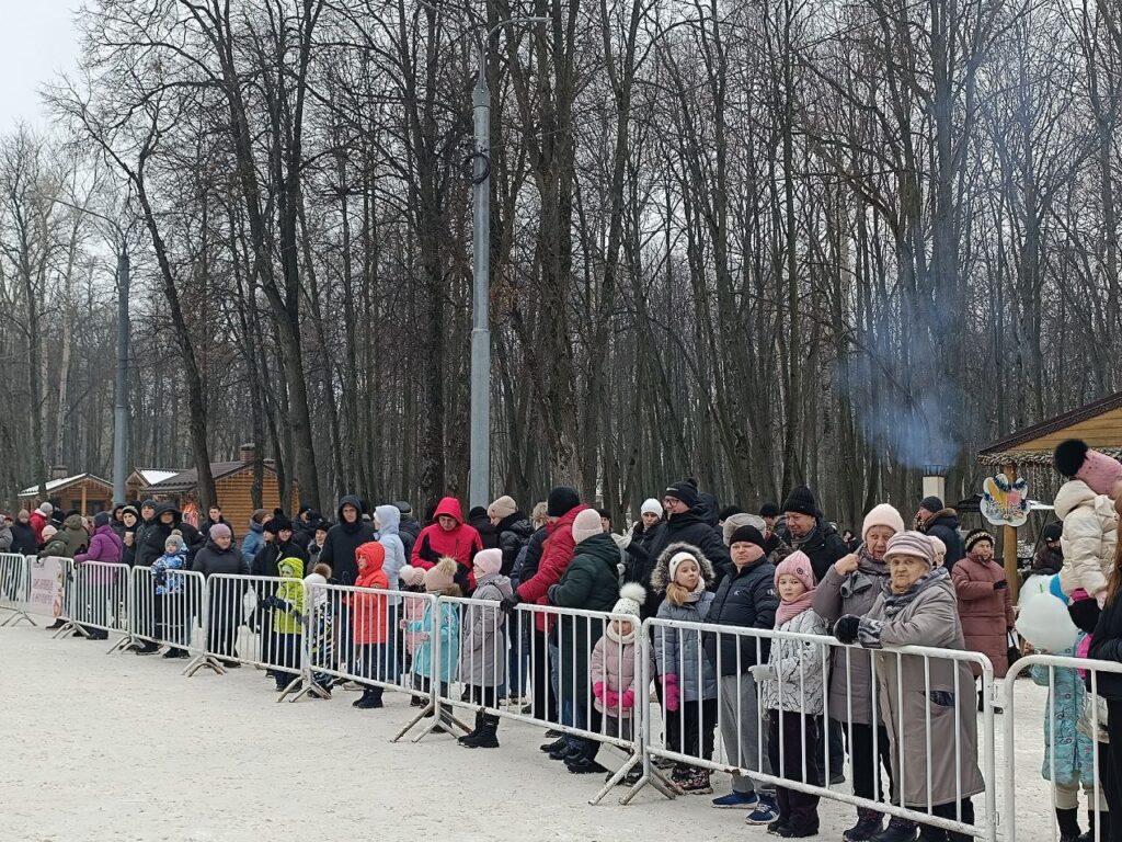 В ЦПКиО прошел праздник «Ай, да Масленица» Всех гостей угощали блинами и чаем, приглашали на веселые игры и забавы. Для детей были организованы анимационные программы от творческой студии «Лимонад» и Мисти-Парка.