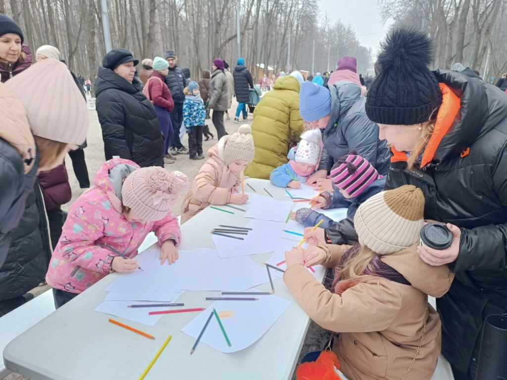 В ЦПКиО прошел праздник «Ай, да Масленица» Всех гостей угощали блинами и чаем, приглашали на веселые игры и забавы. Для детей были организованы анимационные программы от творческой студии «Лимонад» и Мисти-Парка.