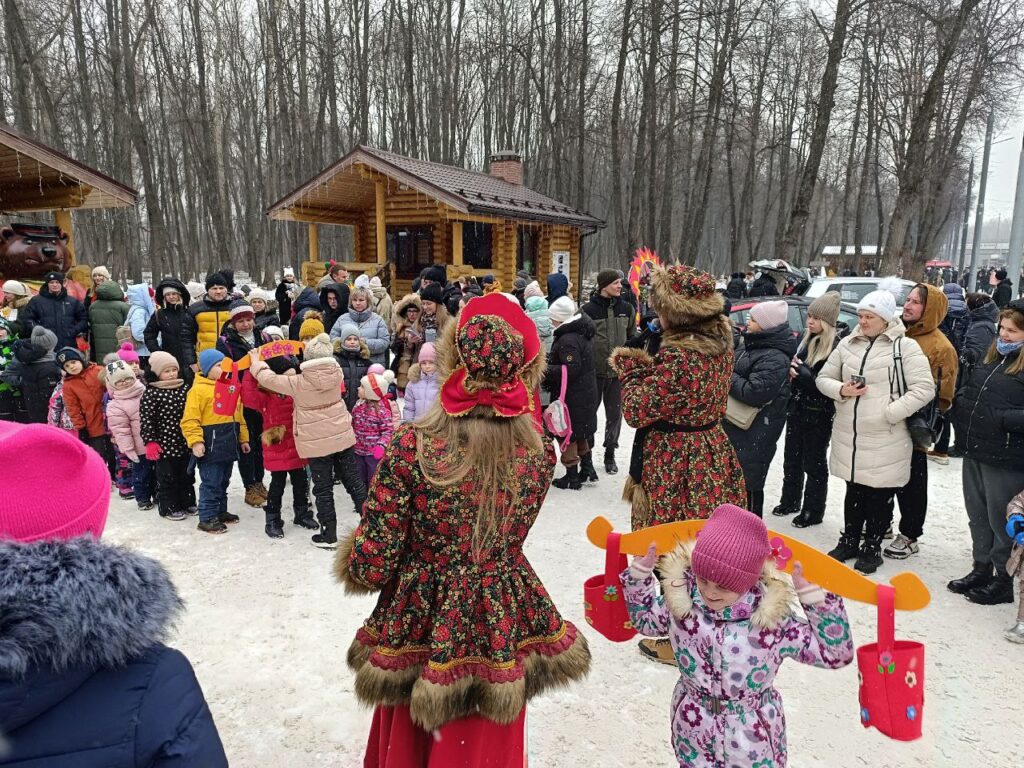 В ЦПКиО прошел праздник «Ай, да Масленица» Всех гостей угощали блинами и чаем, приглашали на веселые игры и забавы. Для детей были организованы анимационные программы от творческой студии «Лимонад» и Мисти-Парка.