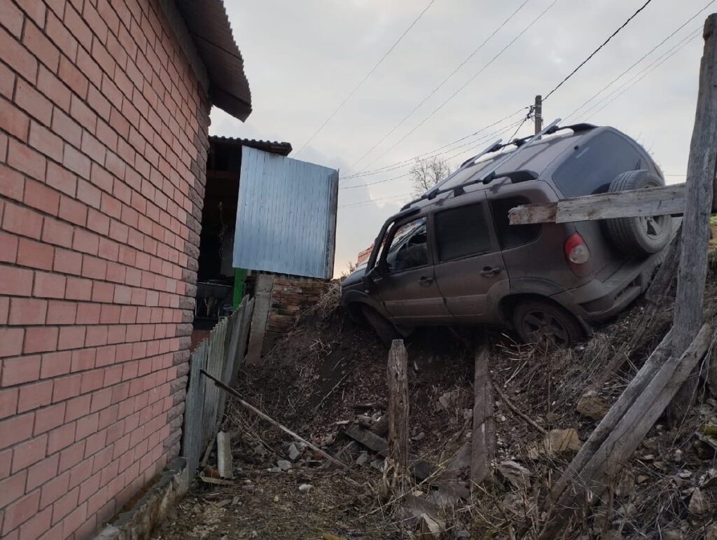 Автомобиль завис на склоне над жилыми домами в Пронске По информации очевидцев, водитель автомобиля не заметил крутого поворота и левой стороной машины завис на склоне.