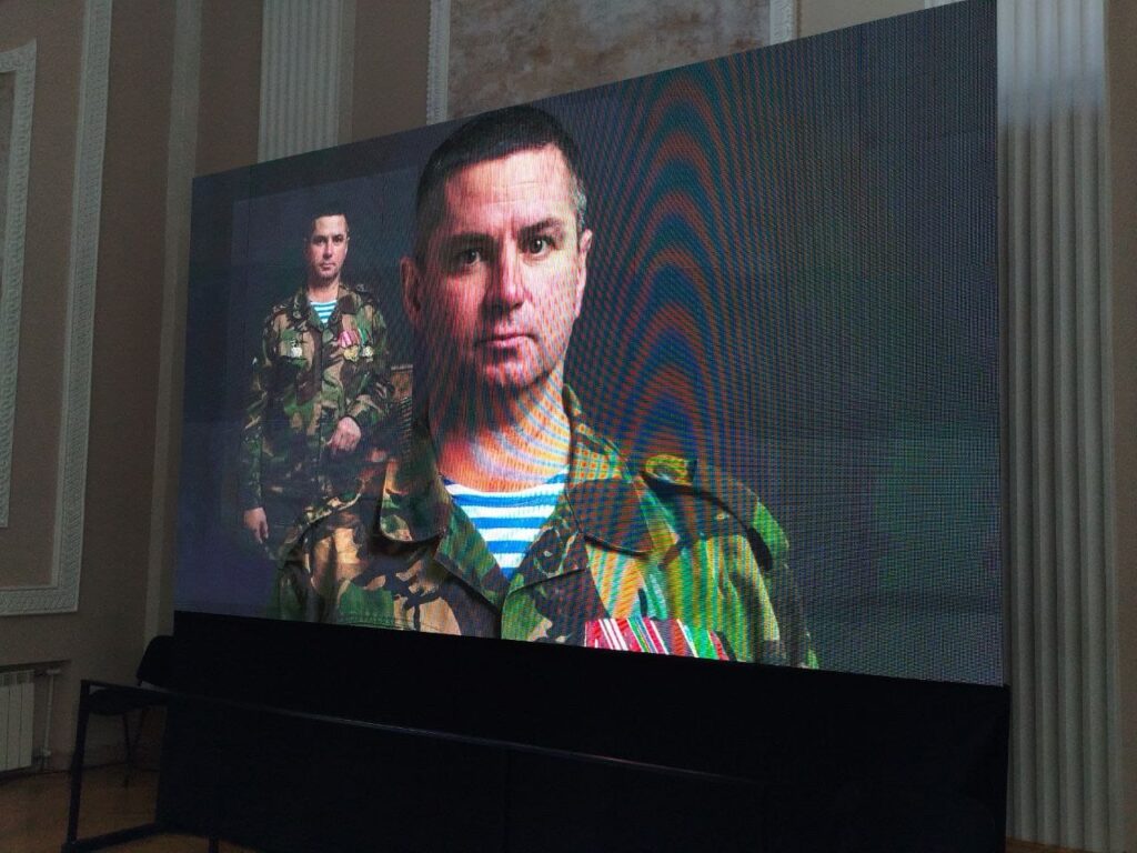 Рязанский театр драмы показал военные спектакли в палатке Спектакли «Матросская тишина» и «Непридуманные герои» – это две совершенно разных по художественному наполнению, но общих по сути своей постановки. Показывающие ужасы и героизм, потери и надежду.