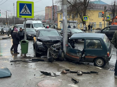 Стало известно о пострадавших в жёстком ДТП на улице Семашко Травмы получили водитель и женщина-пешеход.