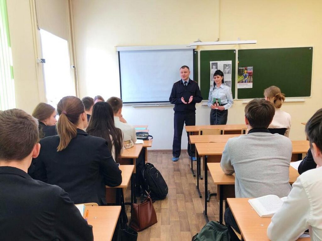 Уроки безопасности провели железнодорожники для рязанских школьников В ходе мероприятия ребятам напомнили основные правила поведения, рассказали о значении разметки на пассажирских платформах и знаков безопасности.