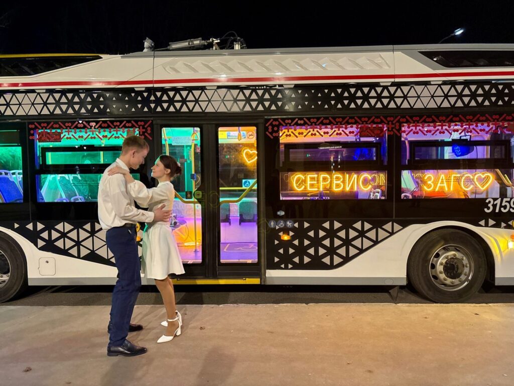 Церемонию бракосочетания в троллейбусе впервые провели в Рязани Церемонию бракосочетания в троллейбусе впервые провели в Рязани Троллейбус провел молодых от главного управления ЗАГС до Рязанской ВДНХ. Каждый гость получил памятный билет об этом счастливом дне.