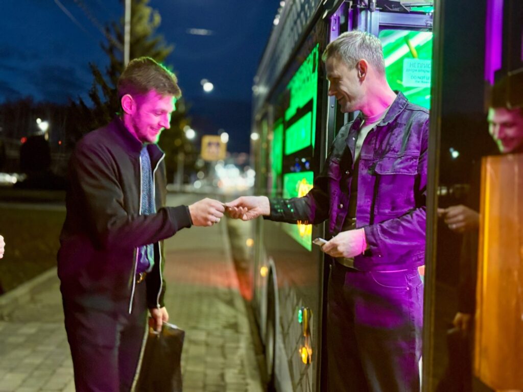 Церемонию бракосочетания в троллейбусе впервые провели в Рязани Церемонию бракосочетания в троллейбусе впервые провели в Рязани Троллейбус провел молодых от главного управления ЗАГС до Рязанской ВДНХ. Каждый гость получил памятный билет об этом счастливом дне.