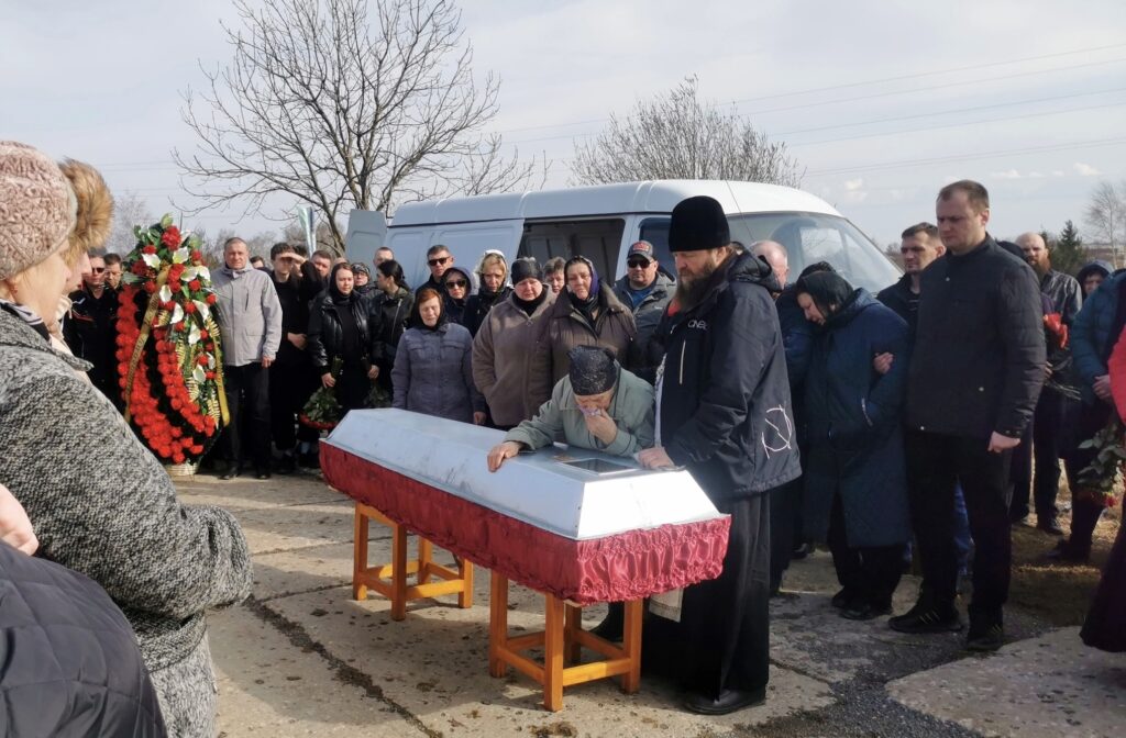 В Михайловском районе простились с Игорем Безгиным, погибшим на СВО Погиб 4 марта 2025 года при выполнении боевых задач по освобождению одного из населённых пунктов Харьковской области. Ему было 33 года.