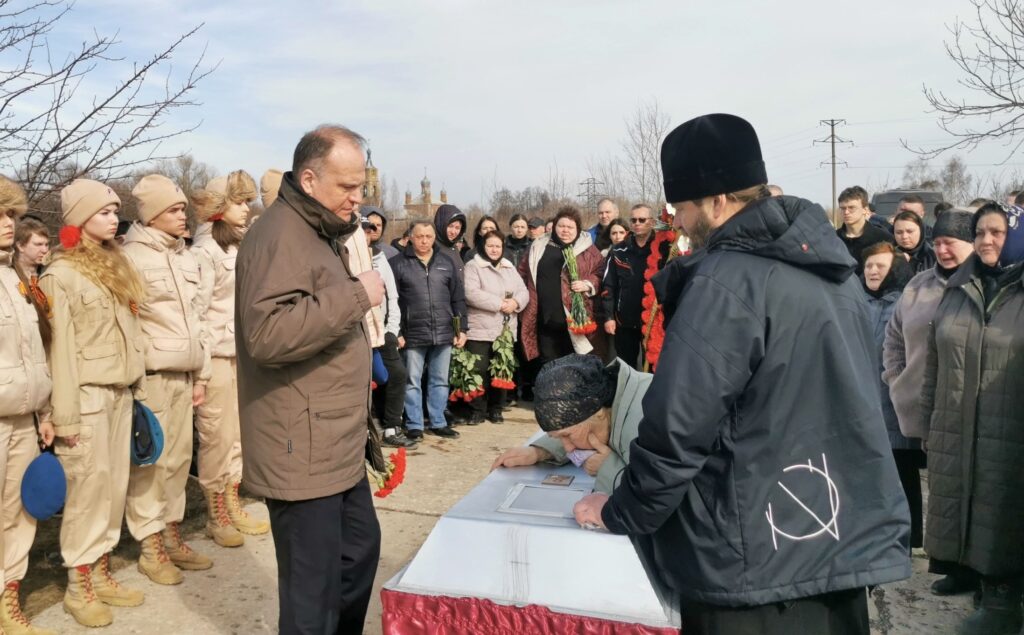 В Михайловском районе простились с Игорем Безгиным, погибшим на СВО Погиб 4 марта 2025 года при выполнении боевых задач по освобождению одного из населённых пунктов Харьковской области. Ему было 33 года.