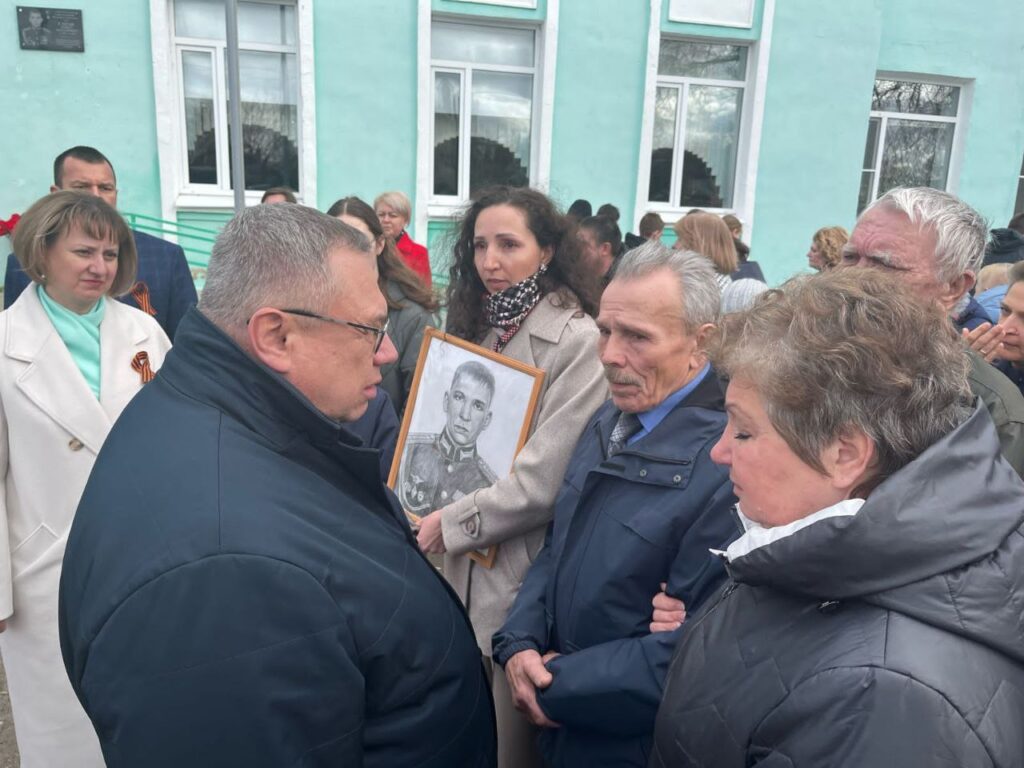 В Касимове открыли мемориальную доску погибшему Герою России, участнику СВО Павлу Сарану В июне 2023 года Павел вместе со своим батальоном сражался на одном из самых горячих участков. Противник имел значительный перевес по количеству солдат.
