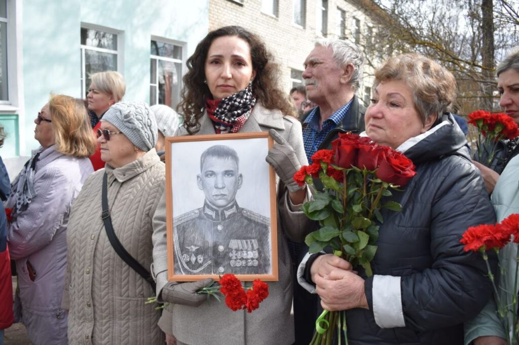 В Касимове открыли мемориальную доску погибшему Герою России, участнику СВО Павлу Сарану В июне 2023 года Павел вместе со своим батальоном сражался на одном из самых горячих участков. Противник имел значительный перевес по количеству солдат.